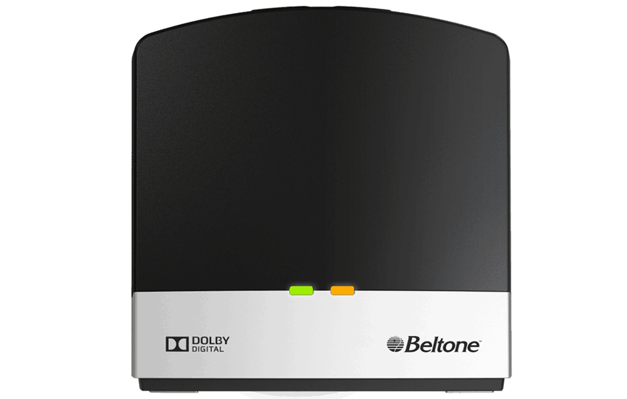 Bedstemor med Beltone høreapparater, der bruger TV Link 2 i køkkenet sammen med sit barnebarn. 