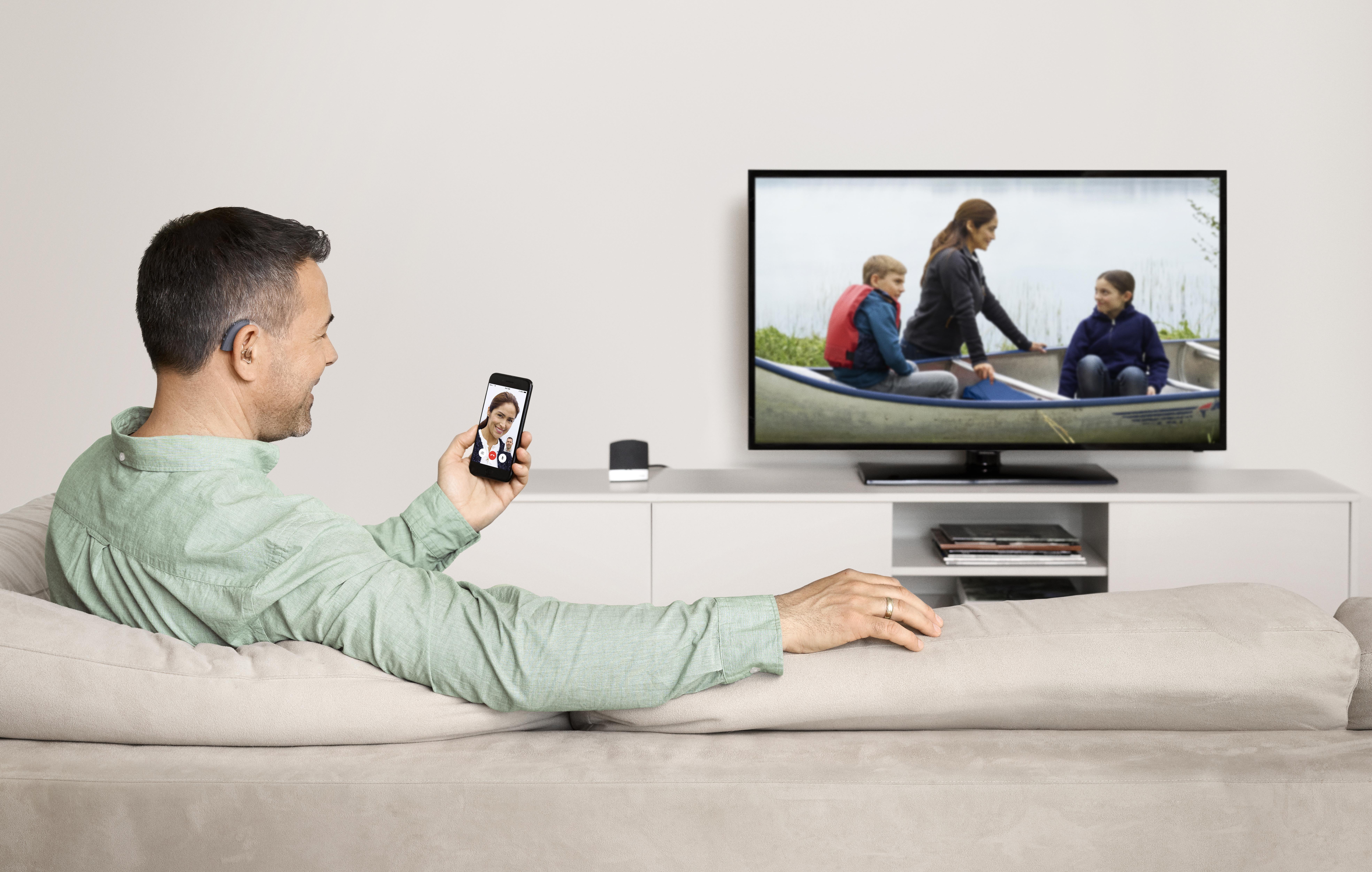 Usuario del audífono Beltone Boost Max utilizando facetime.