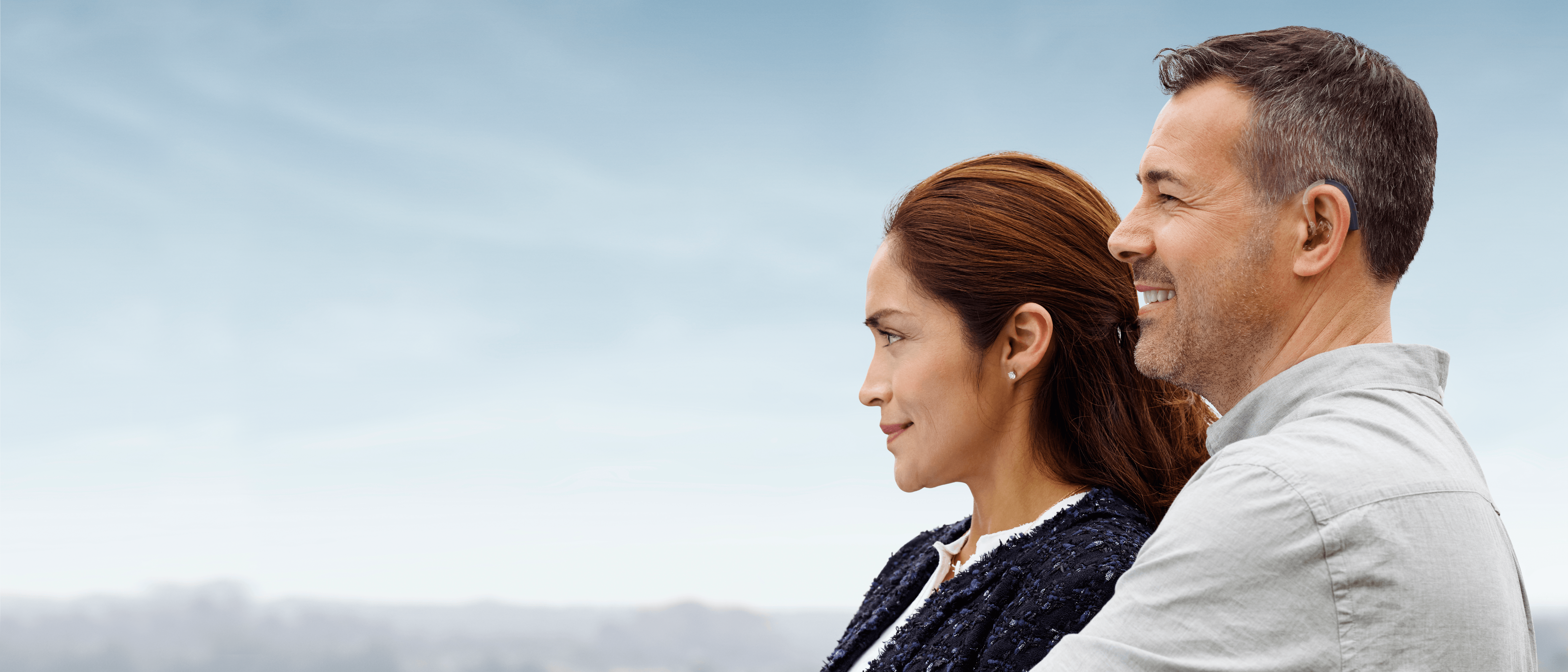 usuario de audífonos beltone boost max de perfil con su esposa