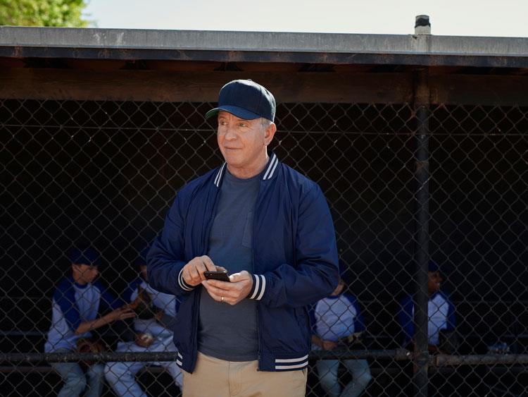 Mand, der bruger hearmax appen i taxien | Beltone