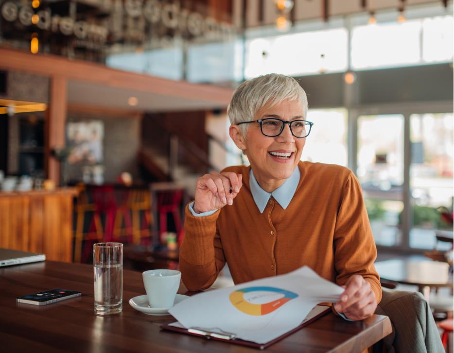 Mujer tomando café en una mesa