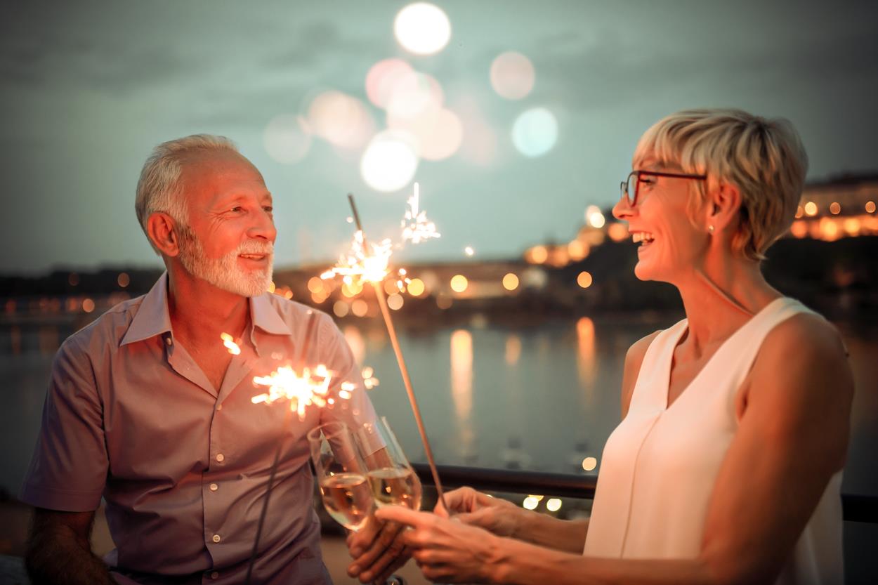 Beltone – mand, der kigger ud over havet