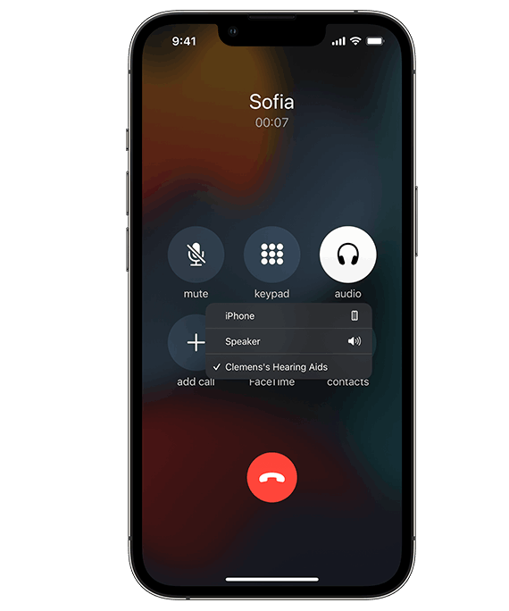 iPhone che mostra una chiamata in streaming agli apparecchi acustici di un utilizzatore 