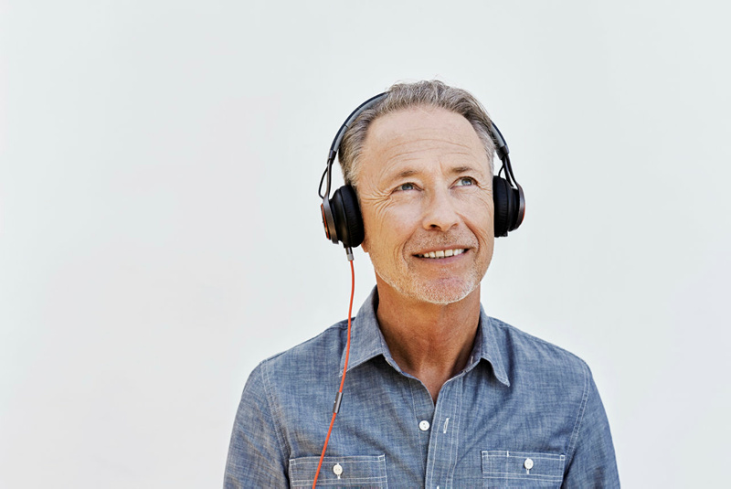 Beltone, hombre con auriculares