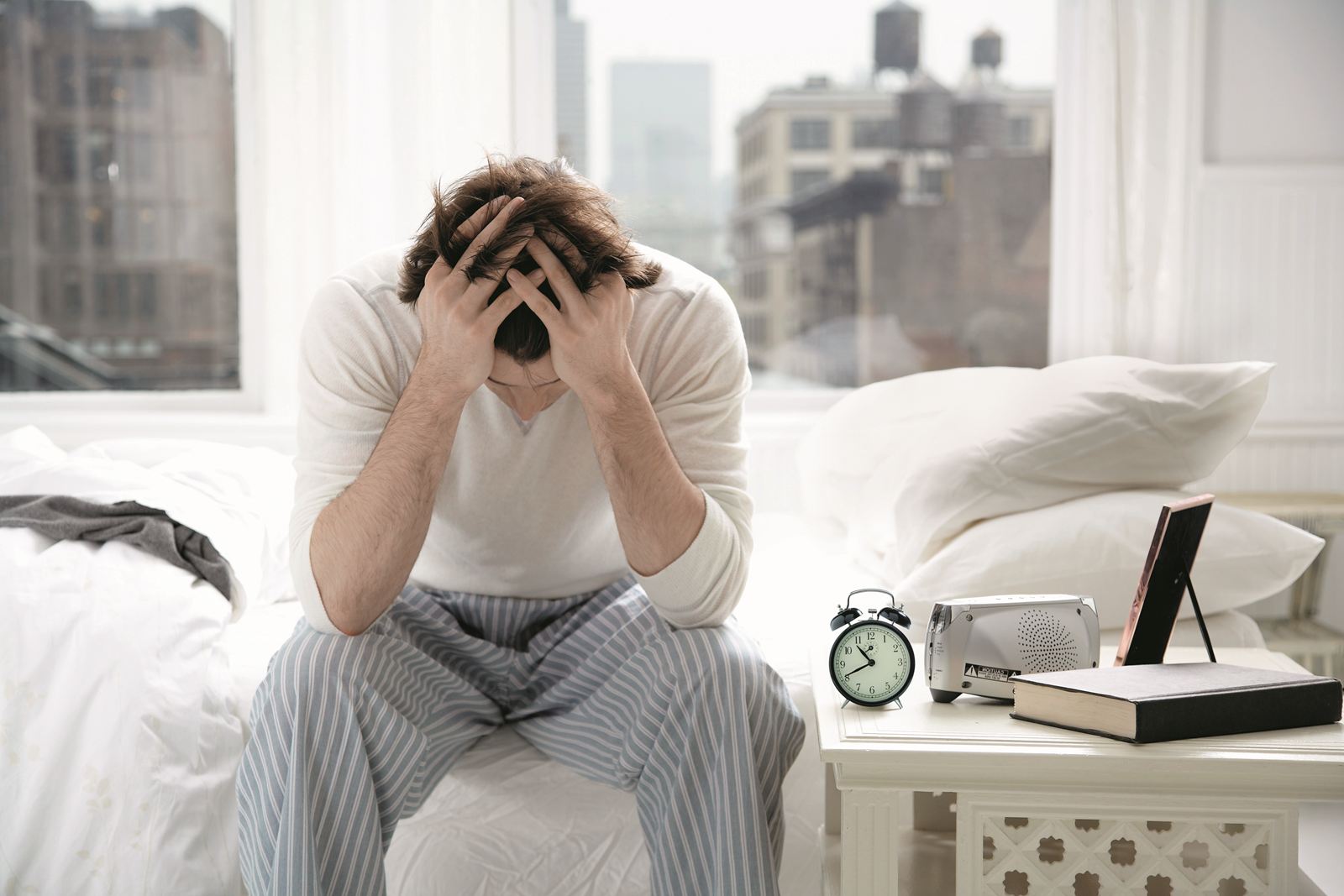 Persona che si sveglia stanca la mattina