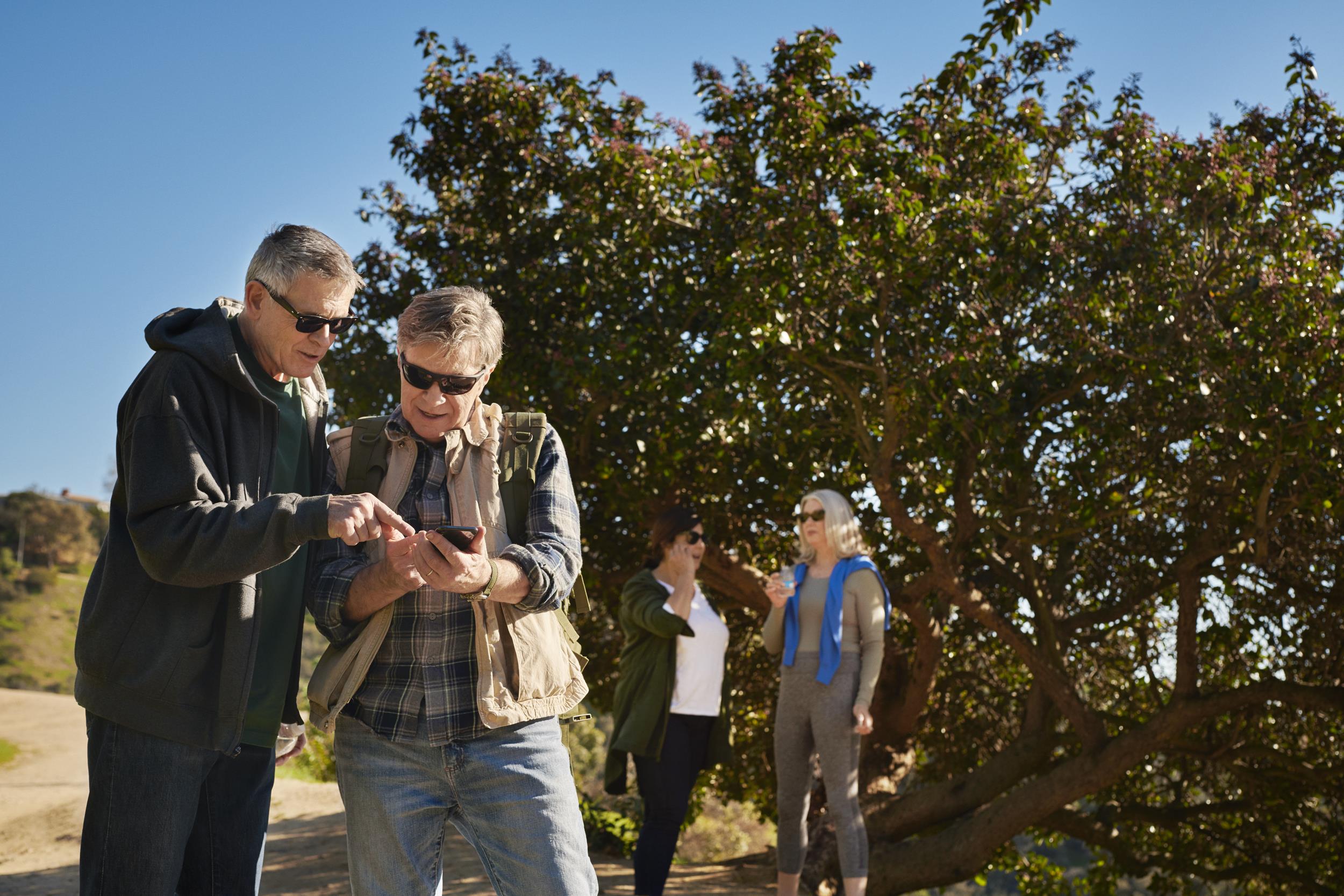 Mand, der bruger Beltone Legend HearPlus appen